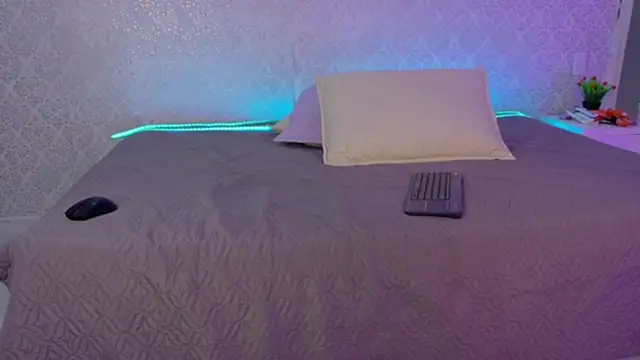 Snapshot of BeccaReedd chatting on November 23, 11:21 am BeccaReedd online show from November 23, 11:21 am