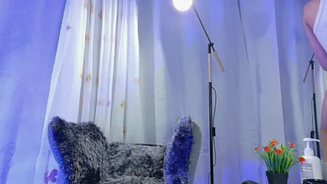 Snapshot of BeccaReedd chatting on December 3, 2:41 am BeccaReedd online show from December 3, 2:41 am