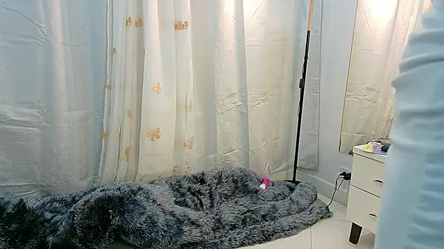 Snapshot of BeccaReedd chatting on December 15, 3:00 am BeccaReedd online show from December 15, 3:00 am