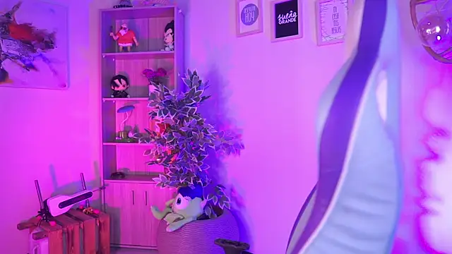 chloe moons  online show from March 5, 8:16 pm