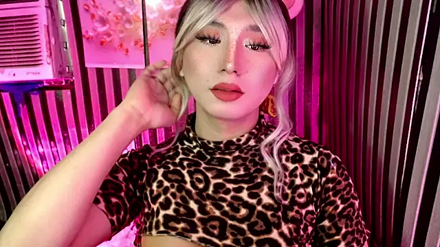 UrhotlucyTS online show from April 17, 6:38 am