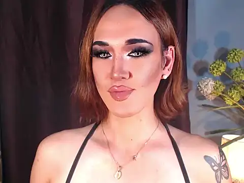 Snapshot of AleinaCroft chatting on May 17, 1:29 pm AleinaCroft online show from May 17, 1:29 pm