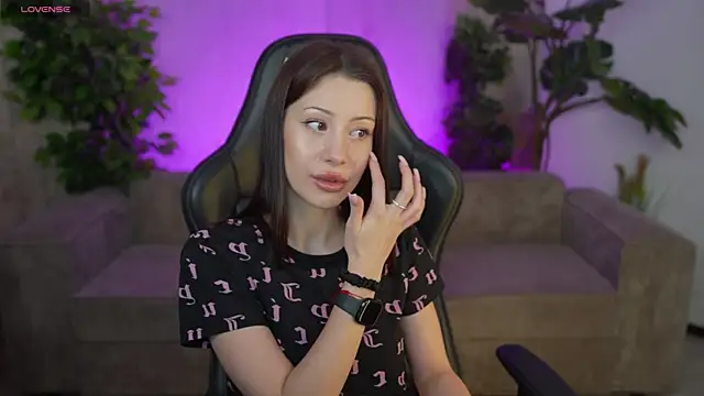 Snapshot of Selena_Glow chatting on October 6, 6:38 pm Selena Glow online show from October 6, 6:38 pm