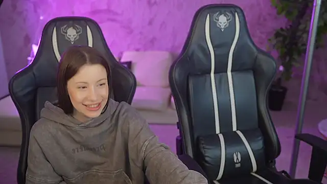 Snapshot of Selena_Glow chatting on October 23, 11:03 pm Selena Glow online show from October 23, 11:03 pm