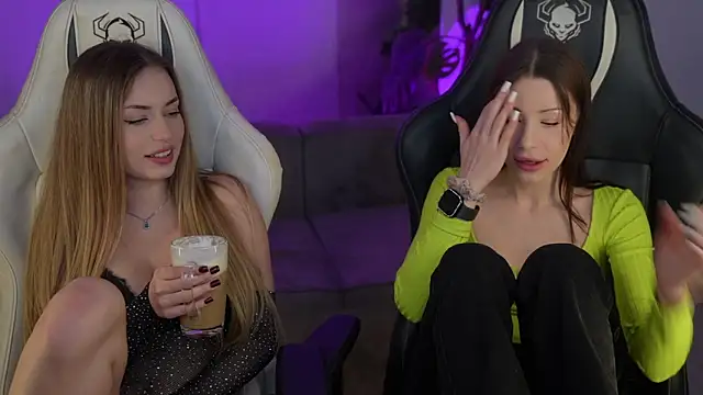 Snapshot of Selena_Glow chatting on November 28, 11:51 pm Selena Glow online show from November 28, 11:51 pm