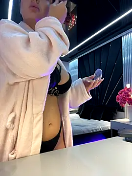 KenyaCruz online show from October 25, 6:35 pm