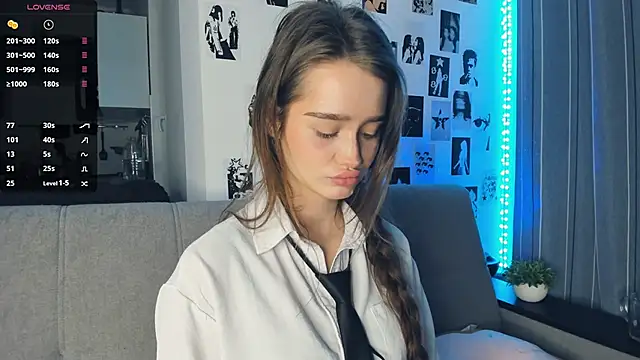 lovelyalivia online show from November 12, 9:32 am