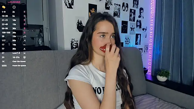 lovelyalivia online show from November 17, 9:26 am