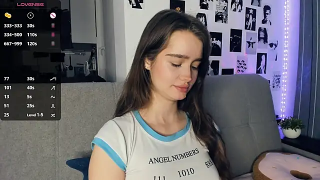 lovelyalivia online show from December 3, 9:29 am