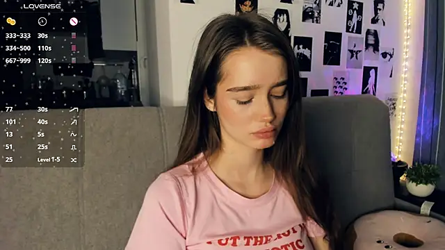 lovelyalivia online show from December 21, 9:16 am