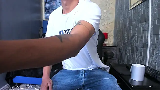 Snapshot of BigMonstercoks69 chatting on March 31, 12:38 pm BigMonstercoks69 online show from March 31, 12:38 pm