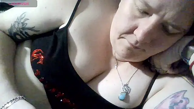 Snapshot of emberlynnix chatting on June 5, 5:36 am emberlynnix online show from June 5, 5:36 am