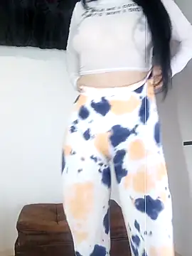 angierot2025 online show from April 17, 7:06 pm