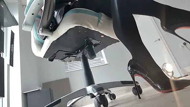 Snapshot of foxyroxymilf chatting on September 24, 11:02 am foxyroxymilf online show from September 24, 11:02 am