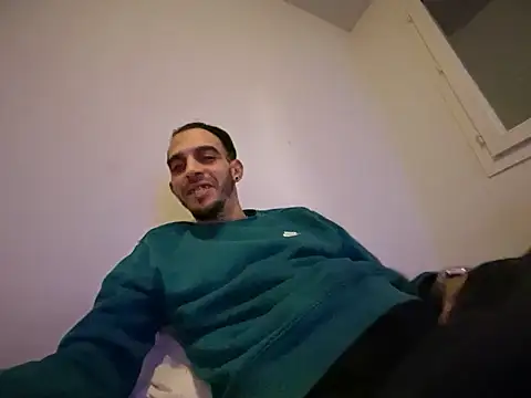 Snapshot of rebeu31313 chatting on December 14, 3:45 am rebeu31313 online show from December 14, 3:45 am