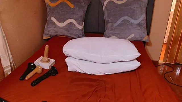 Snapshot of lunasexyXx chatting on February 14, 7:38 am lunasexyXx online show from February 14, 7:38 am