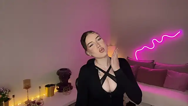 Snapshot of mistress_of_hearts chatting on June 27, 2:12 pm mistress of hearts online show from June 27, 2:12 pm