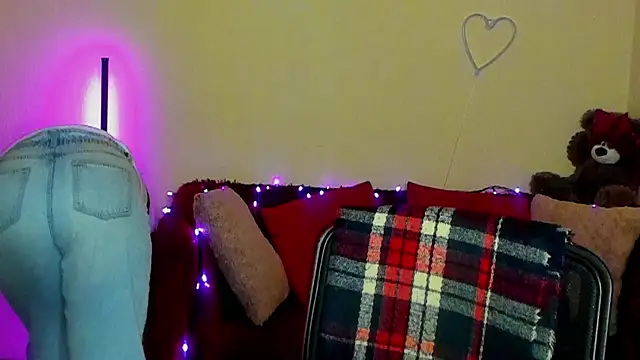 Snapshot of Alicia_love00 chatting on April 24, 5:21 am Alicia love00 online show from April 24, 5:21 am