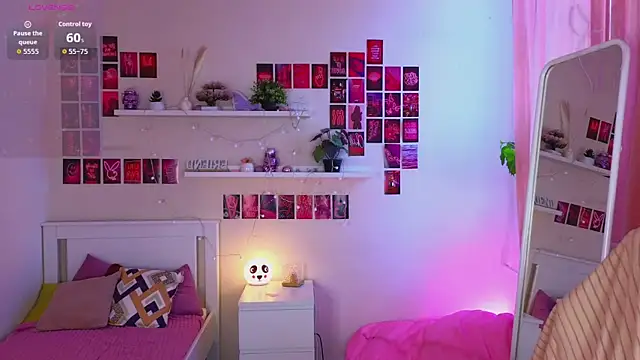 Snapshot of Queen_Michelle_ chatting on September 14, 9:08 am Queen Michelle online show from September 14, 9:08 am