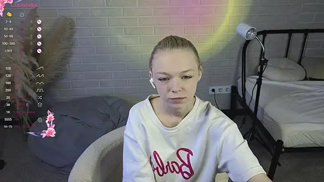 MillaHolt online show from September 17, 8:27 am