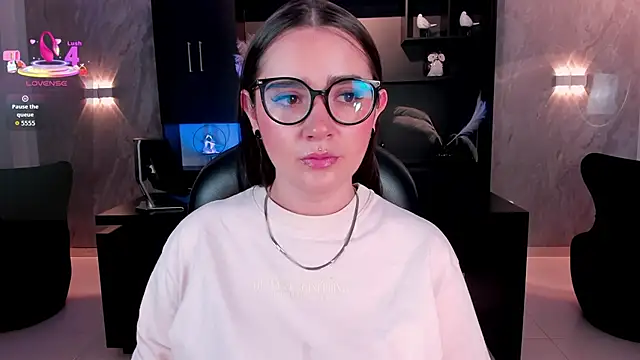 Snapshot of SarahRhodes_ chatting on June 4, 12:00 pm SarahRhodes online show from June 4, 12:00 pm