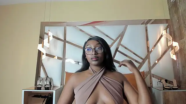 YallianaBrooks online show from April 14, 7:42 pm
