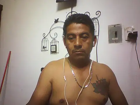 Snapshot of dantesex35 chatting on January 17, 8:19 am dantesex35 online show from January 17, 8:19 am