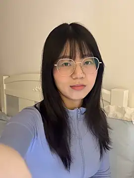 Snapshot of Ella-A9 chatting on October 31, 3:46 pm Ella-A9 online show from October 31, 3:46 pm