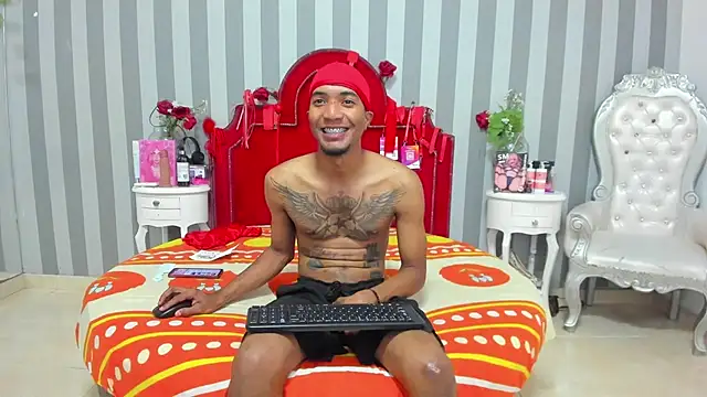 Snapshot of CaroyAndy chatting on May 7, 12:32 pm CaroyAndy online show from May 7, 12:32 pm
