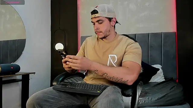 Snapshot of Liam_walk_ chatting on October 2, 8:05 pm Liam walk online show from October 2, 8:05 pm