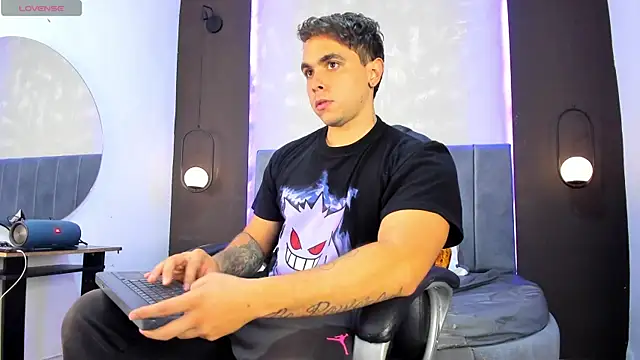 Snapshot of Liam_walk_ chatting on October 14, 11:49 pm Liam walk online show from October 14, 11:49 pm