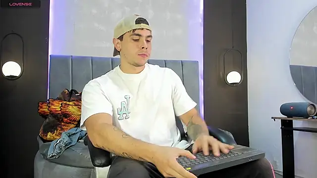 Snapshot of Liam_walk_ chatting on October 28, 11:07 pm Liam walk online show from October 28, 11:07 pm