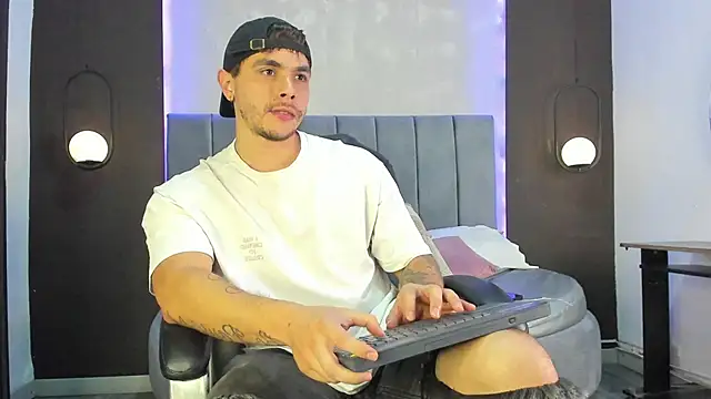 Snapshot of Liam_walk_ chatting on November 8, 9:57 pm Liam walk online show from November 8, 9:57 pm