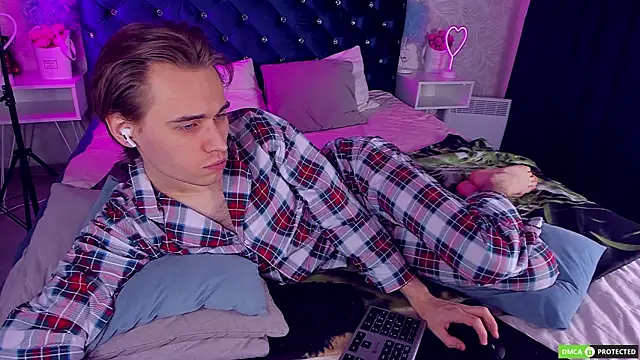 Snapshot of WilliamDyson chatting on December 4, 3:49 am WilliamDyson online show from December 4, 3:49 am