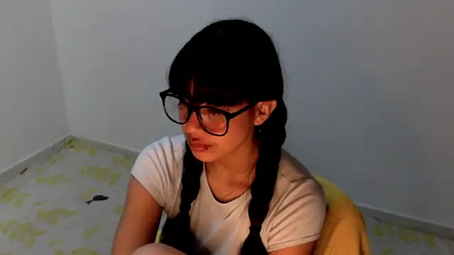 Snapshot of meganmiauu chatting on June 6, 5:23 am meganmiauu online show from June 6, 5:23 am