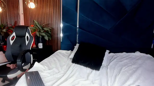 Snapshot of EmilyDuran_ chatting on September 18, 2:35 am EmilyDuran  online show from September 18, 2:35 am