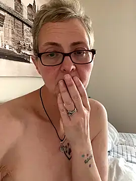 Curvy-Jinx online show from November 5, 9:31 am