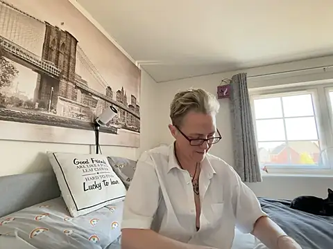 Curvy-Jinx online show from April 7, 8:15 am