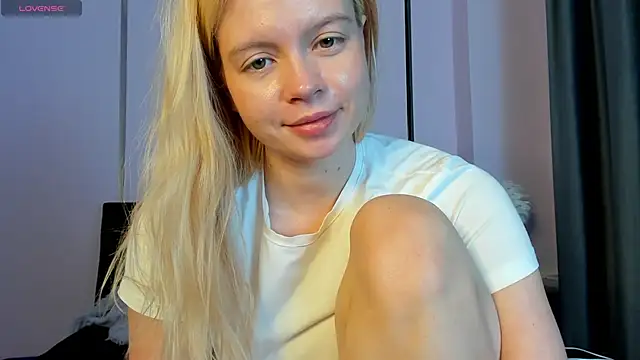 Snapshot of AlisaGoldie chatting on September 28, 5:29 pm AlisaGoldie online show from September 28, 5:29 pm