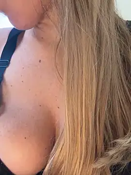 Snapshot of sailor_titti chatting on October 18, 11:44 am sailor titti online show from October 18, 11:44 am