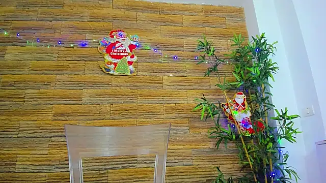 Snapshot of Cupcake_Izzy chatting on December 14, 5:46 am Cupcake Izzy online show from December 14, 5:46 am