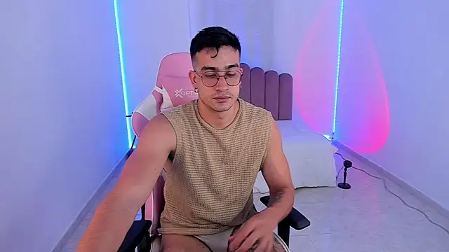 Snapshot of CamCumBoy chatting on October 20, 7:20 am CamCumBoy online show from October 20, 7:20 am