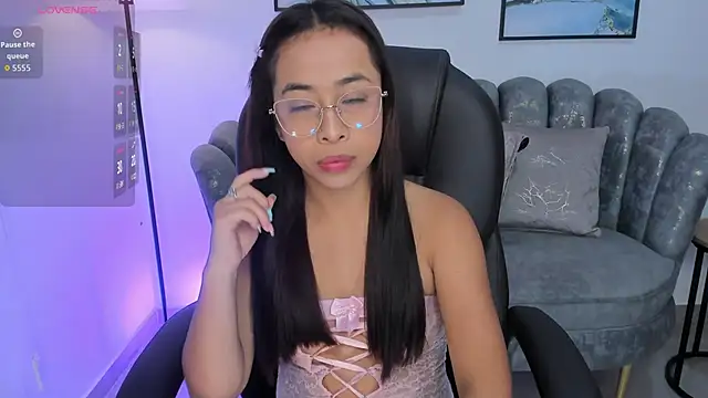 Snapshot of July_Adams chatting on November 23, 5:40 am July Adams online show from November 23, 5:40 am