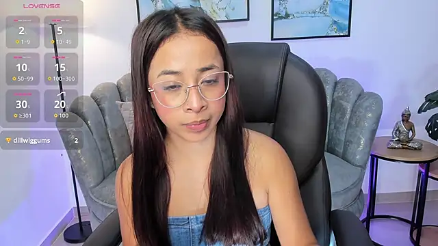 Snapshot of July_Adams chatting on November 28, 8:28 am July Adams online show from November 28, 8:28 am