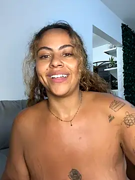 Snapshot of Chloe_Leaozinho chatting on November 2, 4:48 am Chloe Leaozinho online show from November 2, 4:48 am