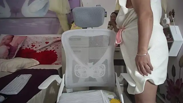 Snapshot of lyly_asian chatting on November 28, 11:57 am lyly asian online show from November 28, 11:57 am