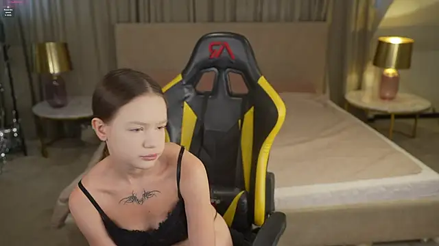 Snapshot of Claire_Dreams chatting on October 4, 6:44 am Claire Dreams online show from October 4, 6:44 am