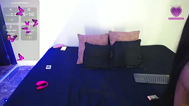 Snapshot of Dahiana_Le chatting on November 13, 6:29 pm Dahiana Le online show from November 13, 6:29 pm