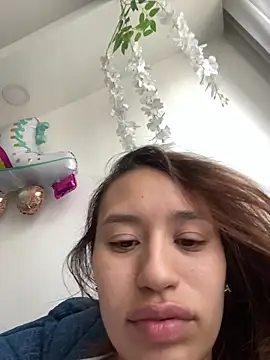 juliana-mancini online show from March 29, 1:33 pm