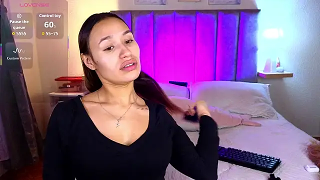 juliana-mancini online show from April 21, 4:12 pm